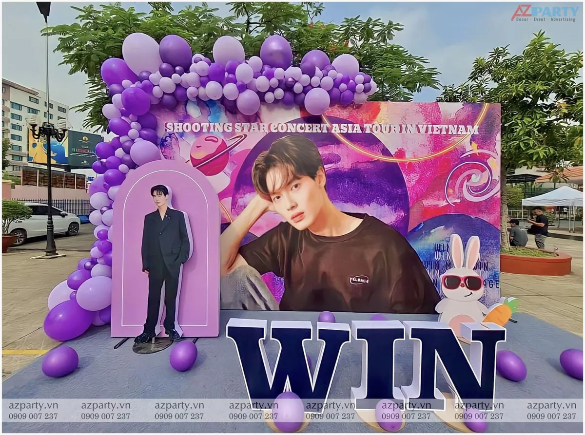 Toàn cảnh booth concert của Win Metawin với tone màu tím chủ đạo, chất liệu formex kết hợp bong bóng