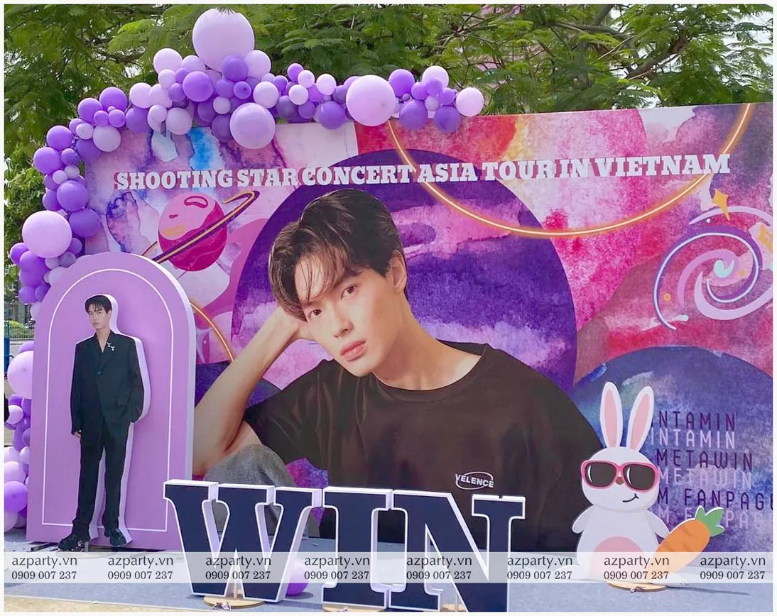 Cận cảnh nhân vật Win Metawin được in trên booth