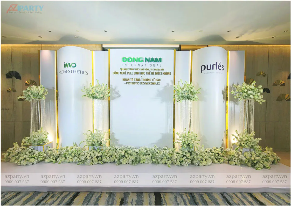 Toàn cảnh photobooth tại sự kiện được làm với tone màu trắng đục kết hợp hoa tươi