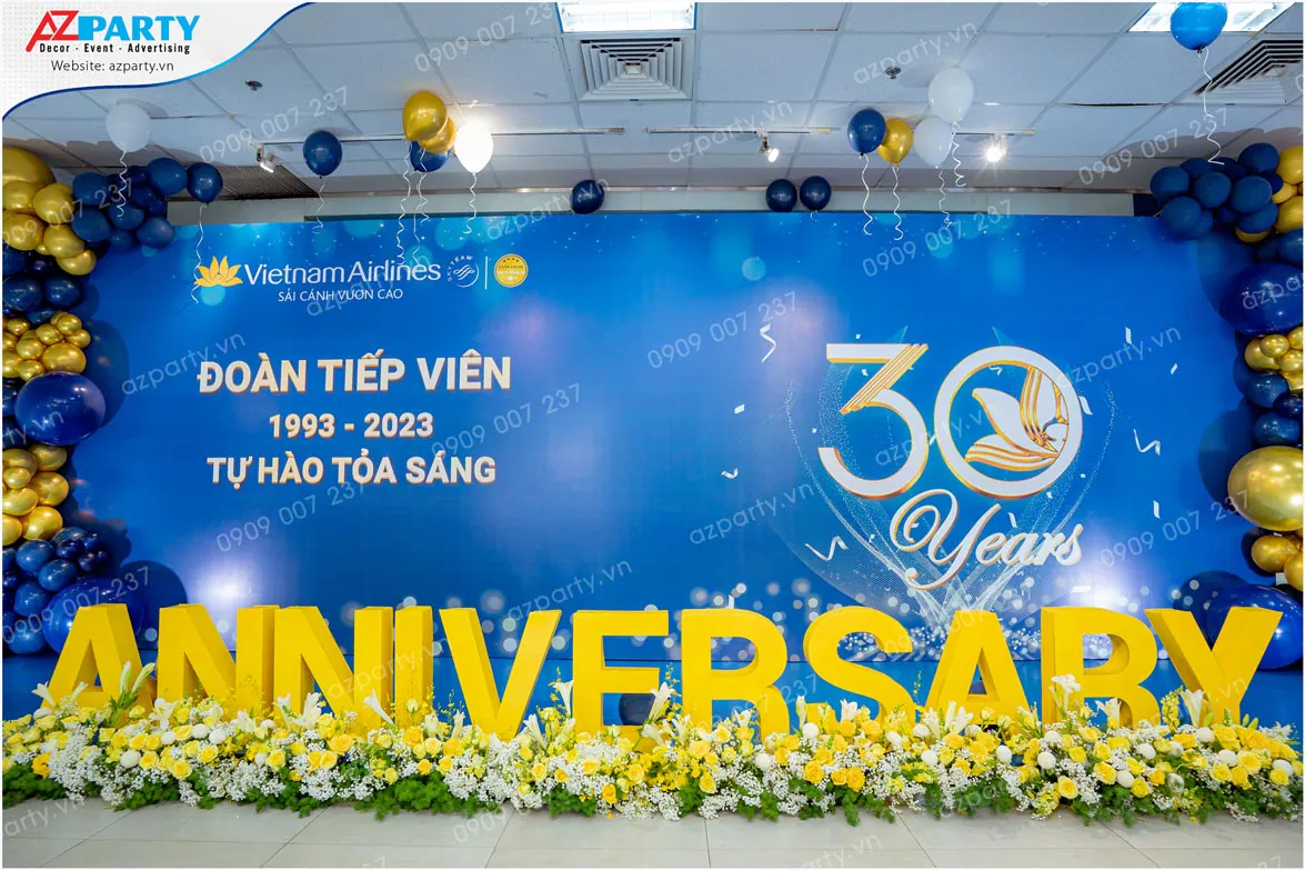 Bộ chữ anniversary tại booth Vietnam Airline được làm nổi khối 3D kết hợp hoa tươi