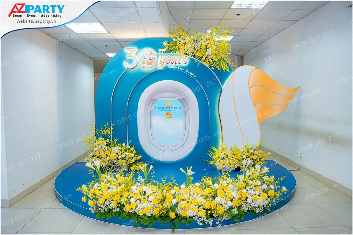 Booth check in thứ 2 được làm trên cocept cửa sổ máy bay, chất liệu formex, gỗ MDF, hoa tươi