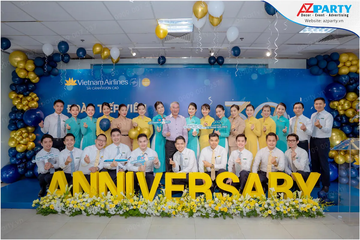 Tập thể nhân viên Vietnam Airline check in tai booth chính 