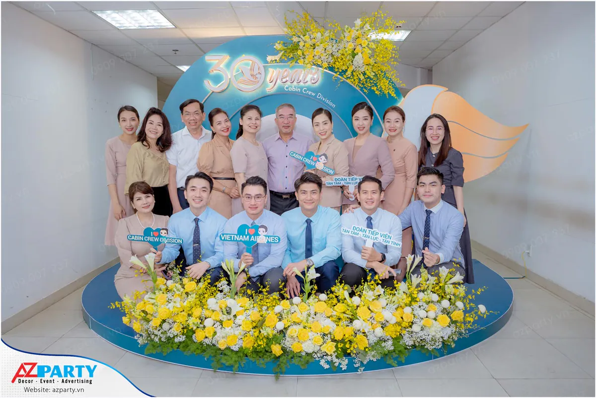 Đội ngũ nhân sự check in tại booth kỷ niệm 30 năm Vietnam Airline concept cánh cửa máy bay