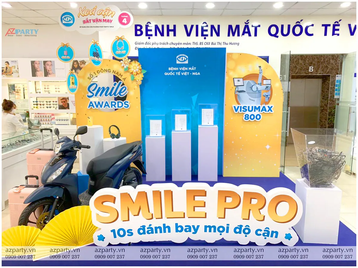 Toàn cảnh booth tại sự kiện SMILE PRO của BV mắt Việt Nga với 2 tone màu xanh và vàng chủ đạo