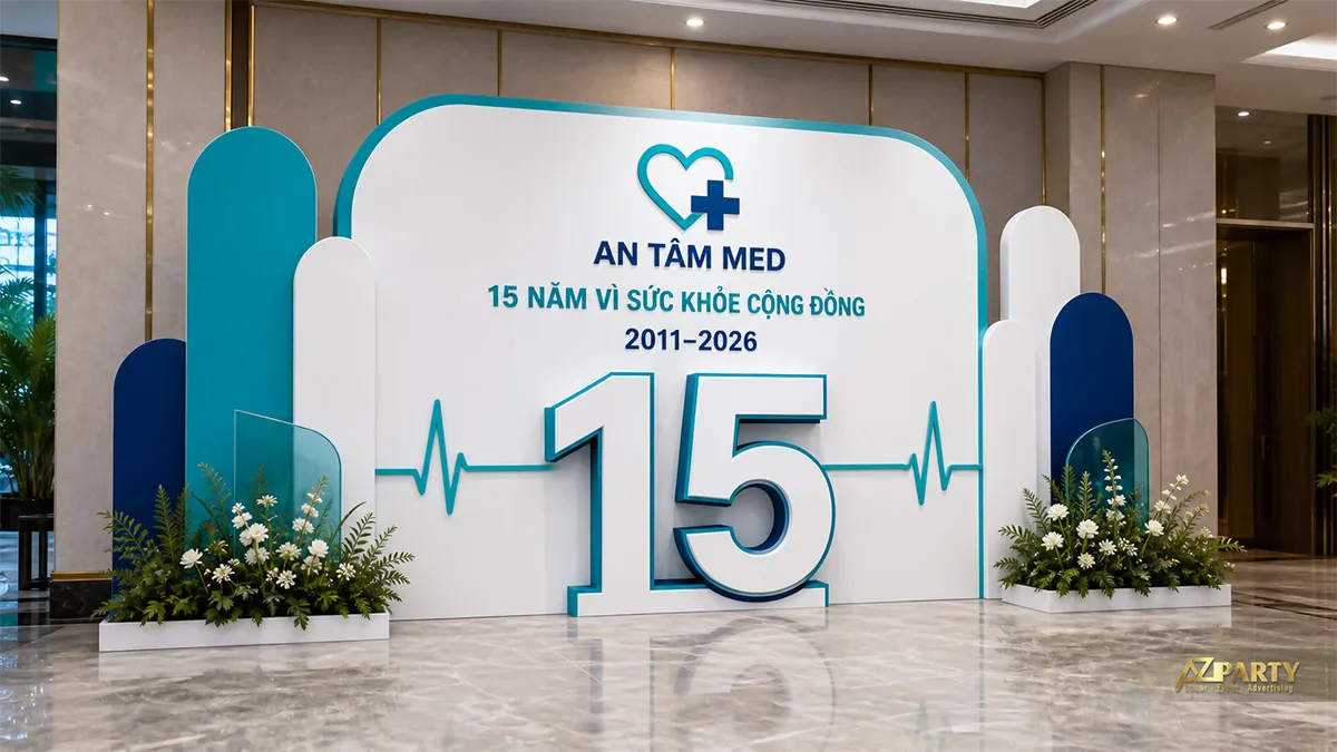 Khu check-in 15 năm An Tâm Med với đường nhịp tim và hoa trắng