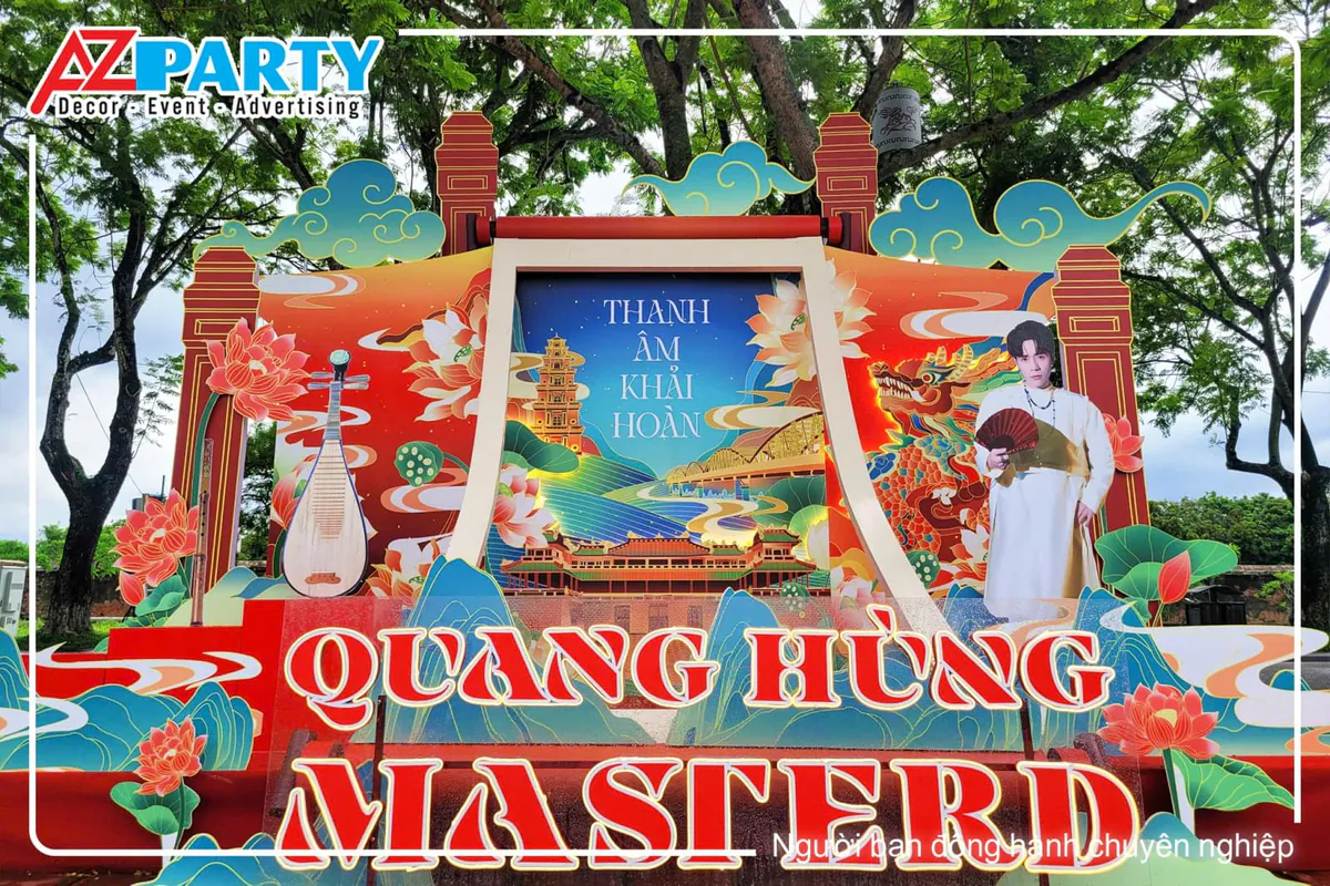 Toàn cảnh photo booth của Idol Quang Hùng Master D, booth được thiết kế theo tone màu đỏ chủ đạo