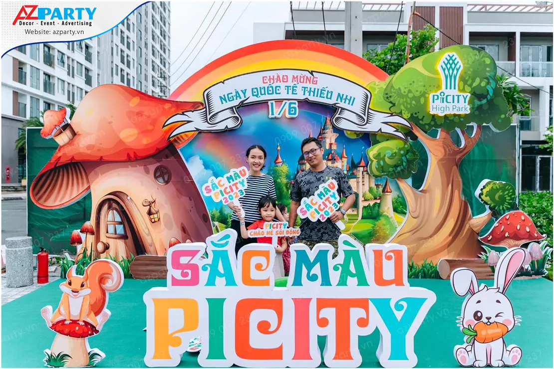 Gia đình cùng bé gái chụp hình lưu niệm check-in vui vẻ tại photobooth chủ đề Sắc màu Picity nhân ngày hội thiếu nhi 1/6