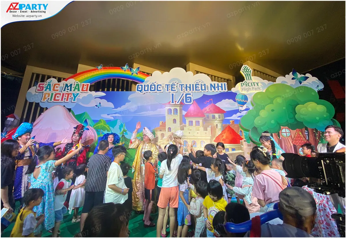 Các bé thiếu nhi lên sân khấu giao lưu, đập tay vui vẻ cùng các nhân vật hoạt náo cổ tích trong chương trình Tết Thiếu nhi Picity