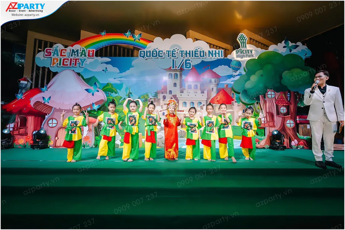 Tiết mục biểu diễn thời trang hoặc múa dân gian áo bà ba của các bé thiếu nhi cùng MC nam dẫn chương trình trên sân khấu Picity High Park