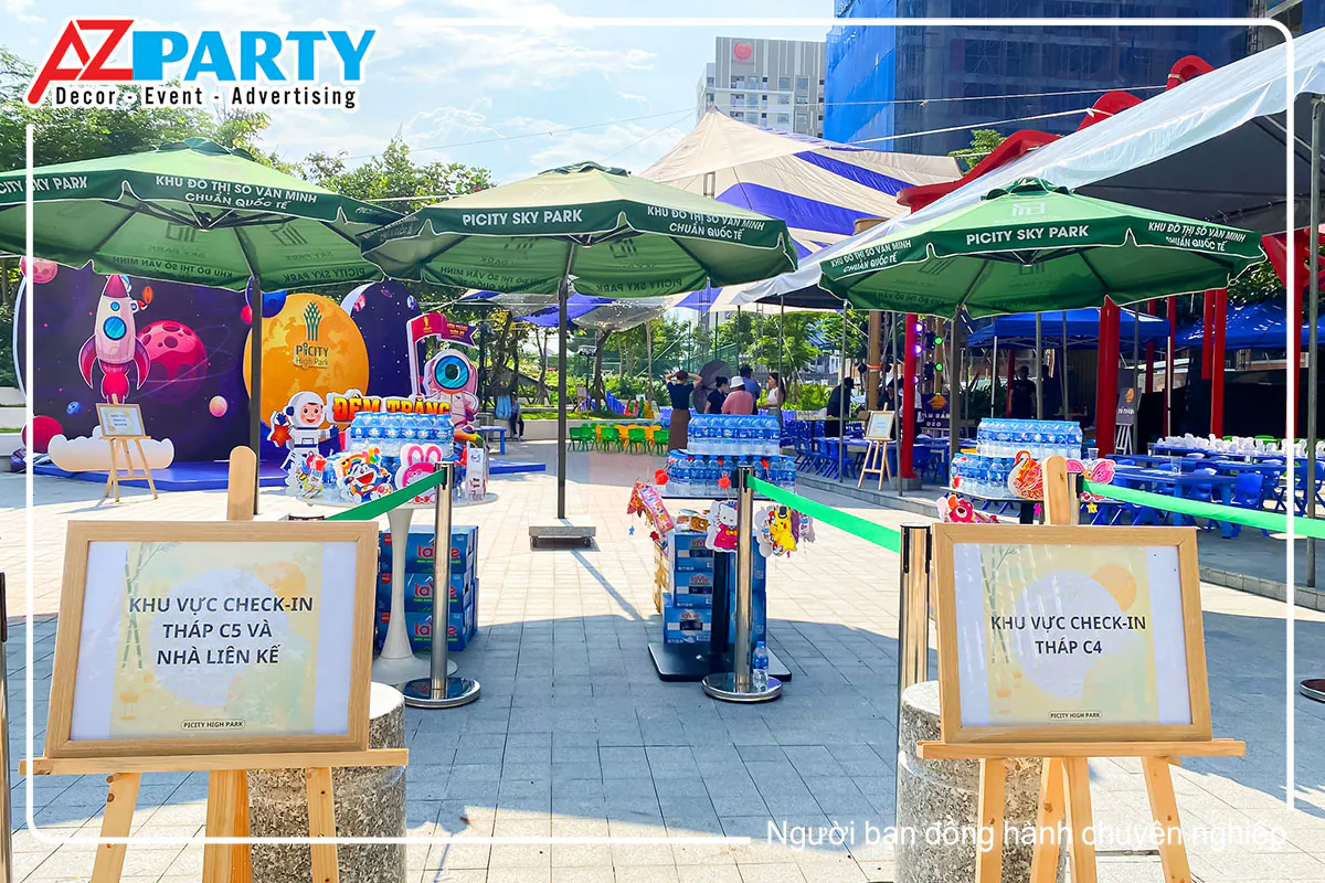 Lối vào khu vực trò chơi trung thu được phân làn và hướng dẫn rõ ràng bằng biển chỉ dẫn tại Picity High Park.