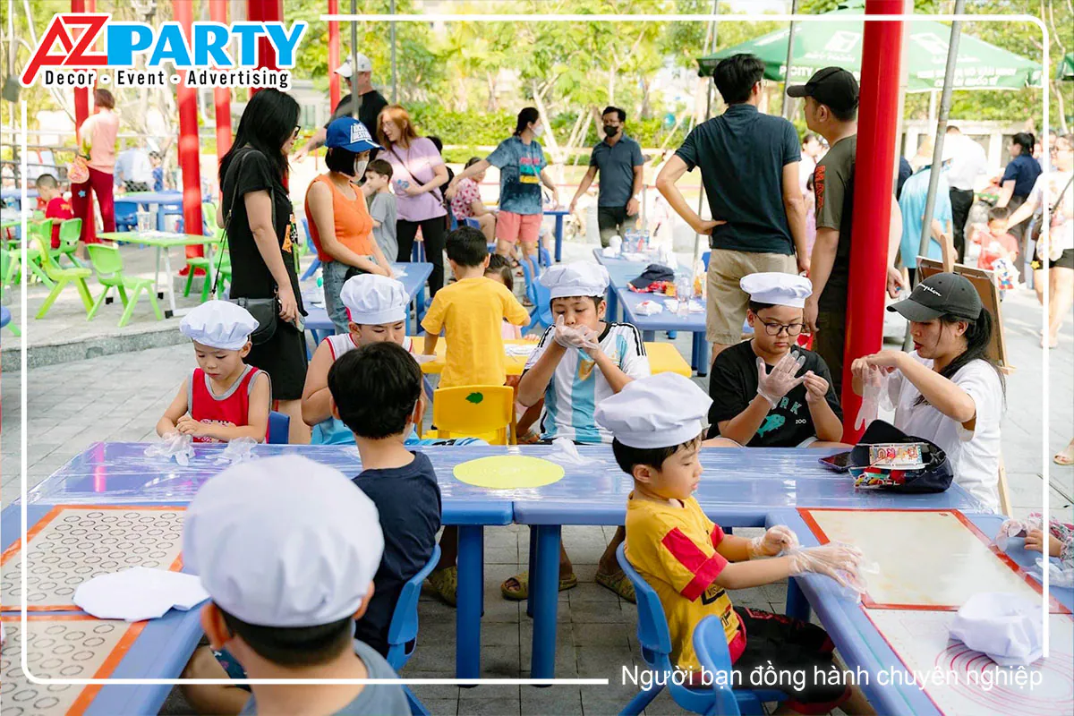 Khu vực làm bánh trung thu dẻo thu hút đông đảo trẻ em tham gia tự tay nhào bột làm bánh.