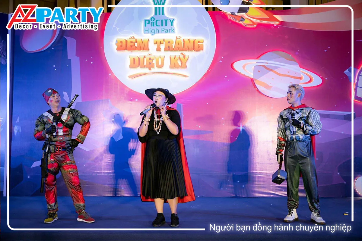 Các nhân vật hóa trang Deadpool, Thor và phù thủy khuấy động sân khấu trung thu Picity High Park.