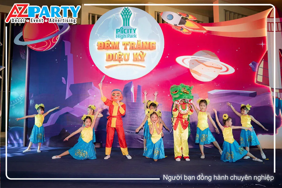 Tiết mục múa lồng đèn truyền thống nhẹ nhàng uyển chuyển của các bé thiếu nhi trên sân khấu.