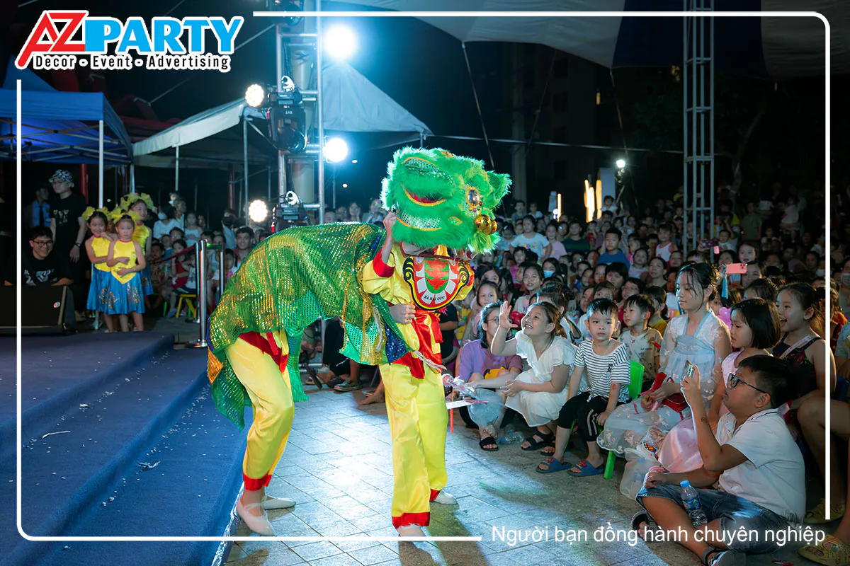 Hai bạn nhỏ đáng yêu trong trang phục mascot lân nhỏ nhảy múa giao lưu cùng các bạn.