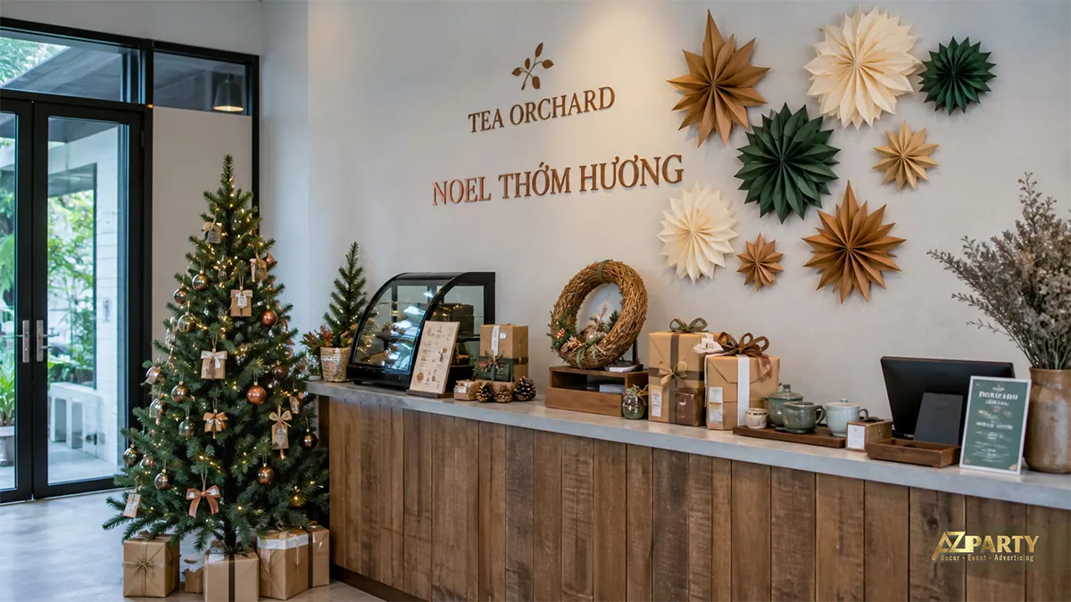 Quán trà với cây thông gỗ, sao giấy và dây thông trên quầy