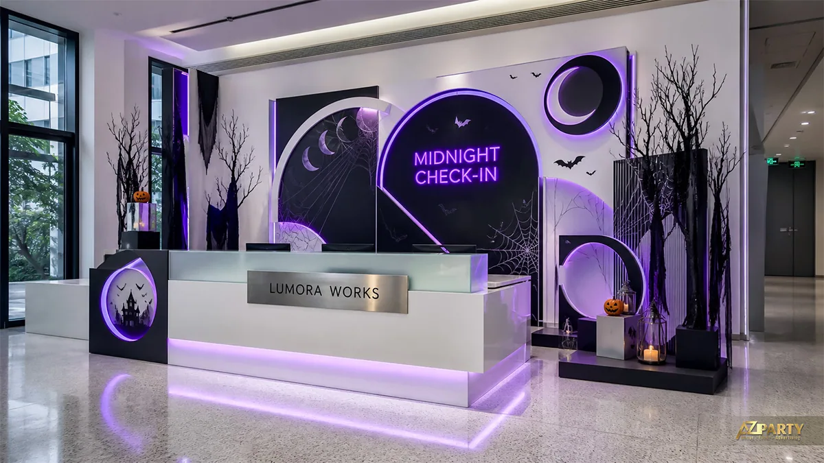 Quầy check-in Halloween đen trắng với các khối tròn, mạng nhện và đèn LED tím