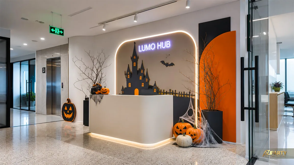 Quầy lễ tân công ty trang trí Halloween với lâu đài đen, bí ngô và mảng màu cam