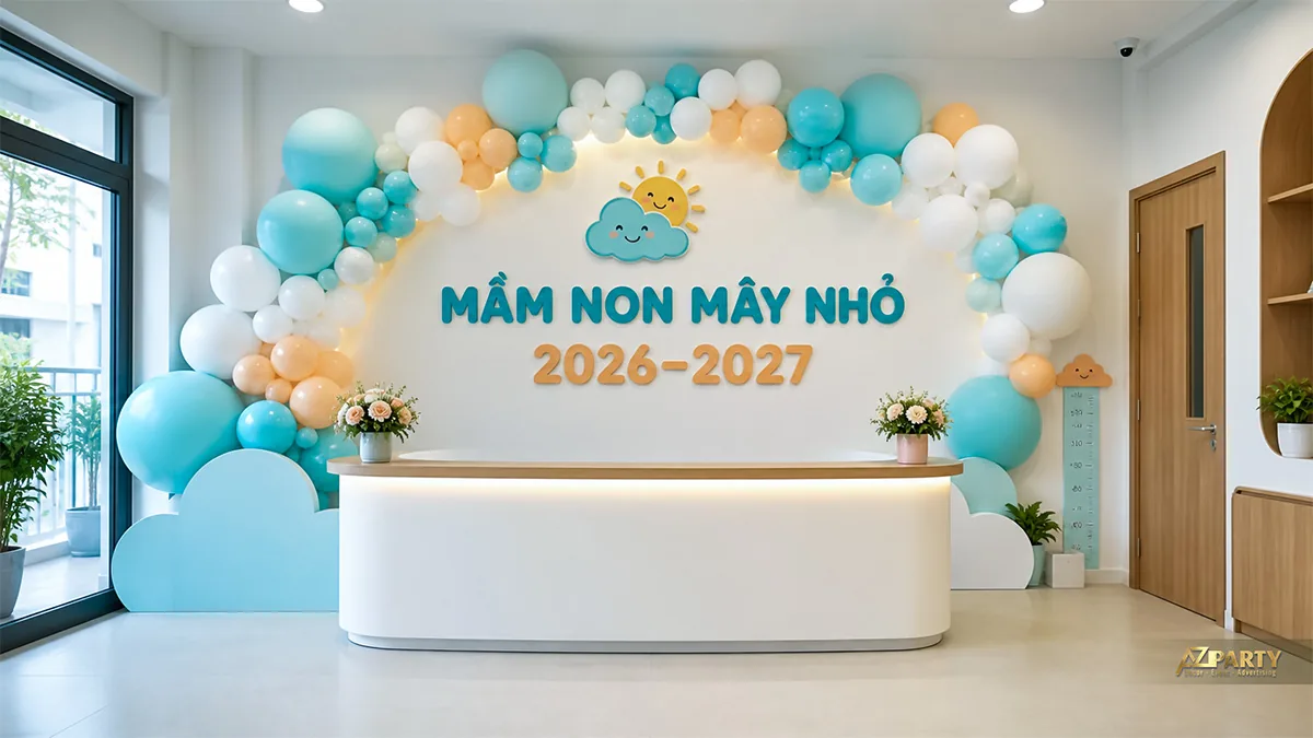 Quầy lễ tân mầm non Mây Nhỏ trang trí vòng bóng xanh trắng cam và biểu tượng mây