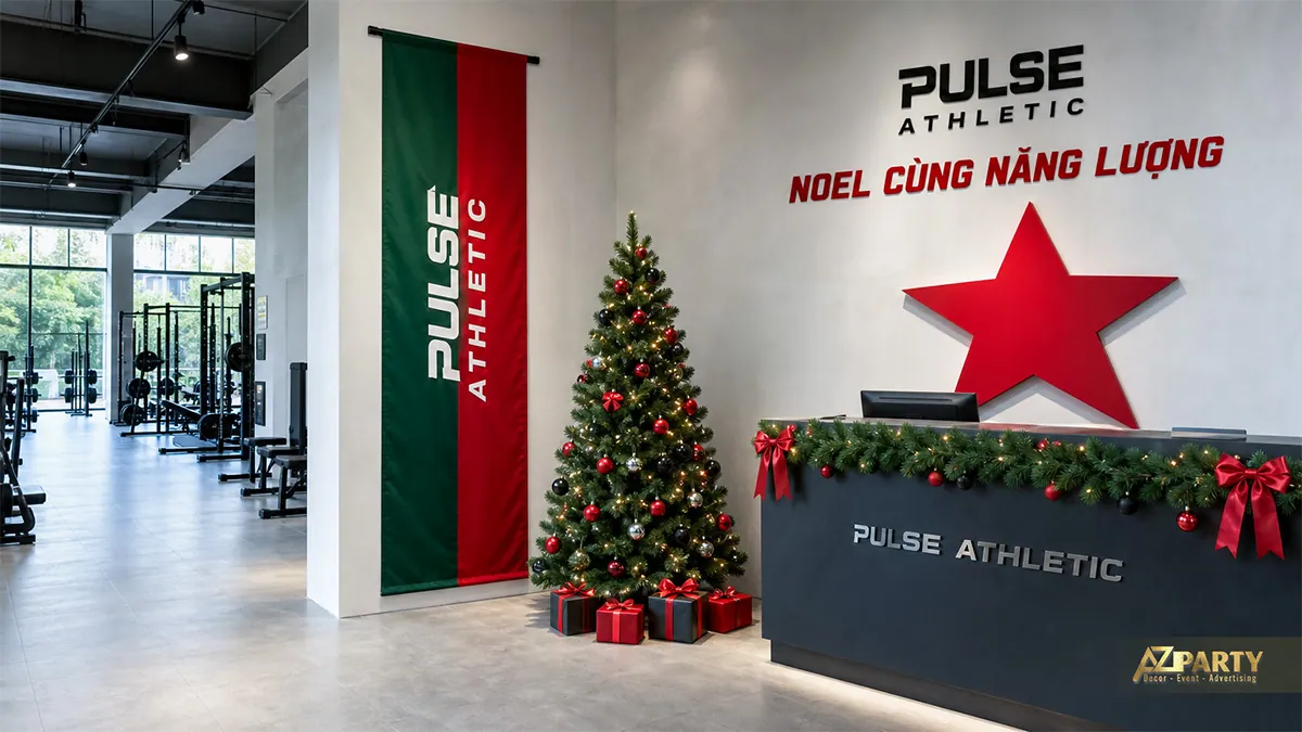 Quầy lễ tân phòng gym với cây thông, ngôi sao đỏ và quà tặng