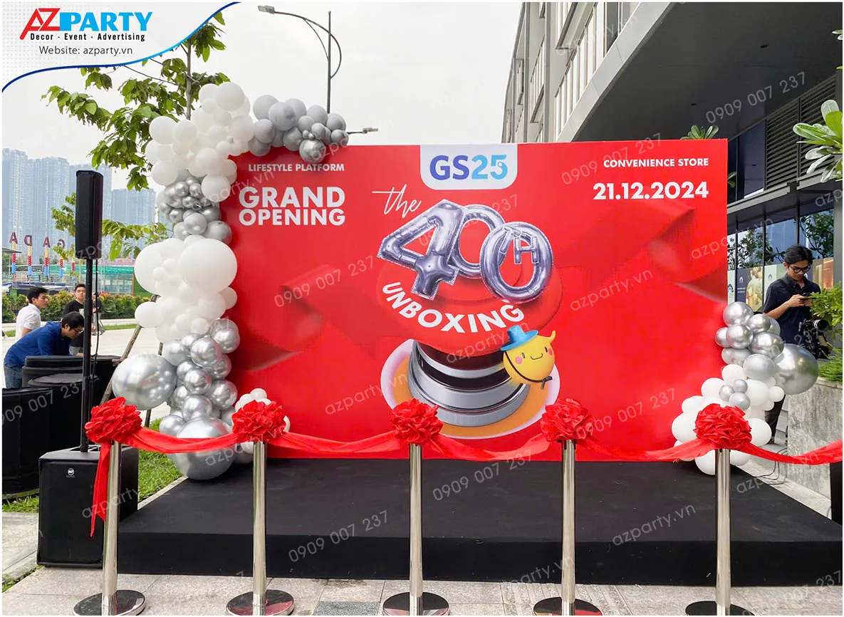 Sân khấu và backdrop khai trương cửa hàng GS25 thứ 400 được trang trí bóng nghệ thuật.