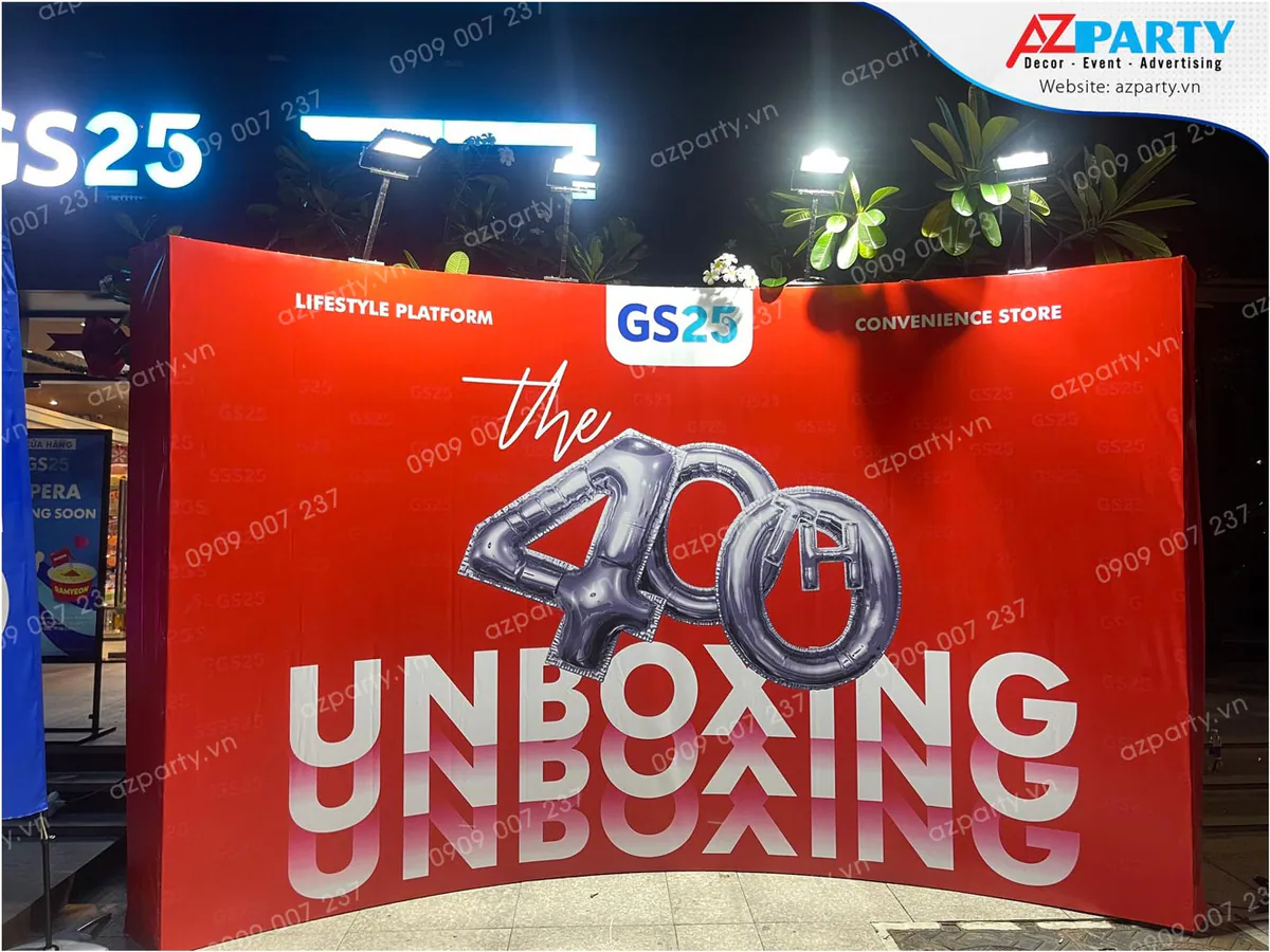 Backdrop sự kiện khai trương GS25 thứ 400 nổi bật với hệ thống đèn chiếu sáng ban đêm.