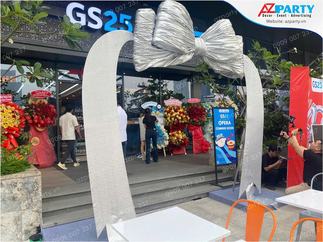 Cổng chào thiết kế hình nơ ruy băng bạc khổng lồ độc đáo đón khách vào cửa hàng GS25.