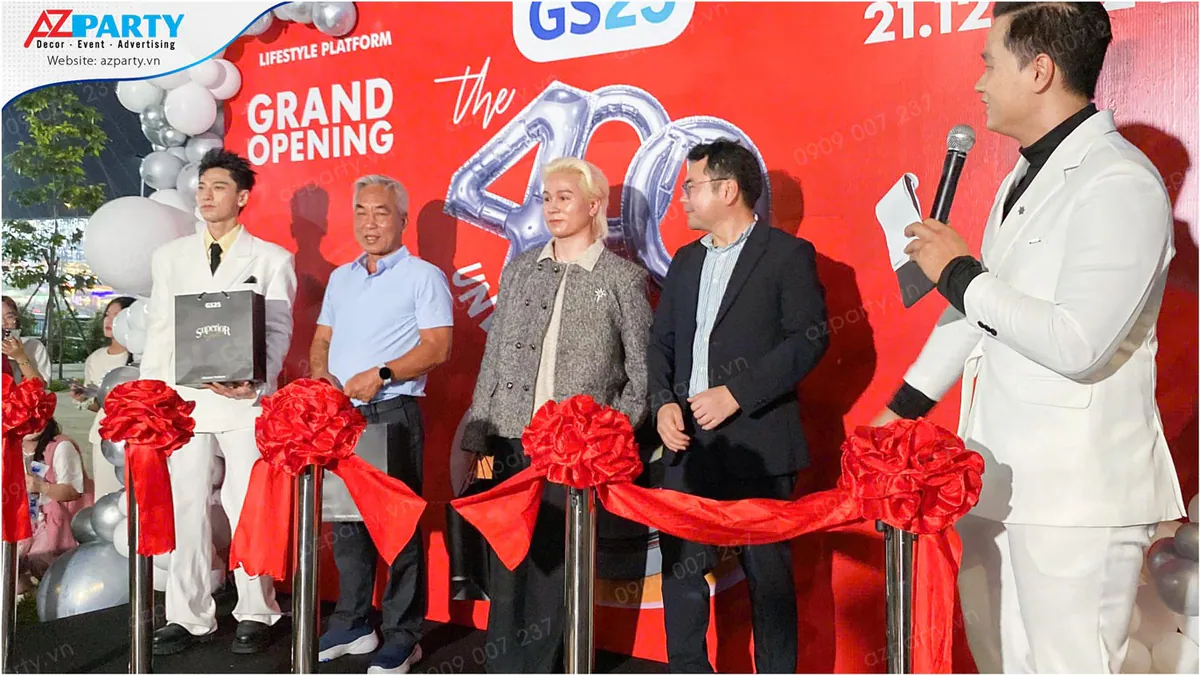 Nghi thức cắt băng khai trương cửa hàng GS25 thứ 400 cùng sự tham gia của các khách mời đặc biệt.