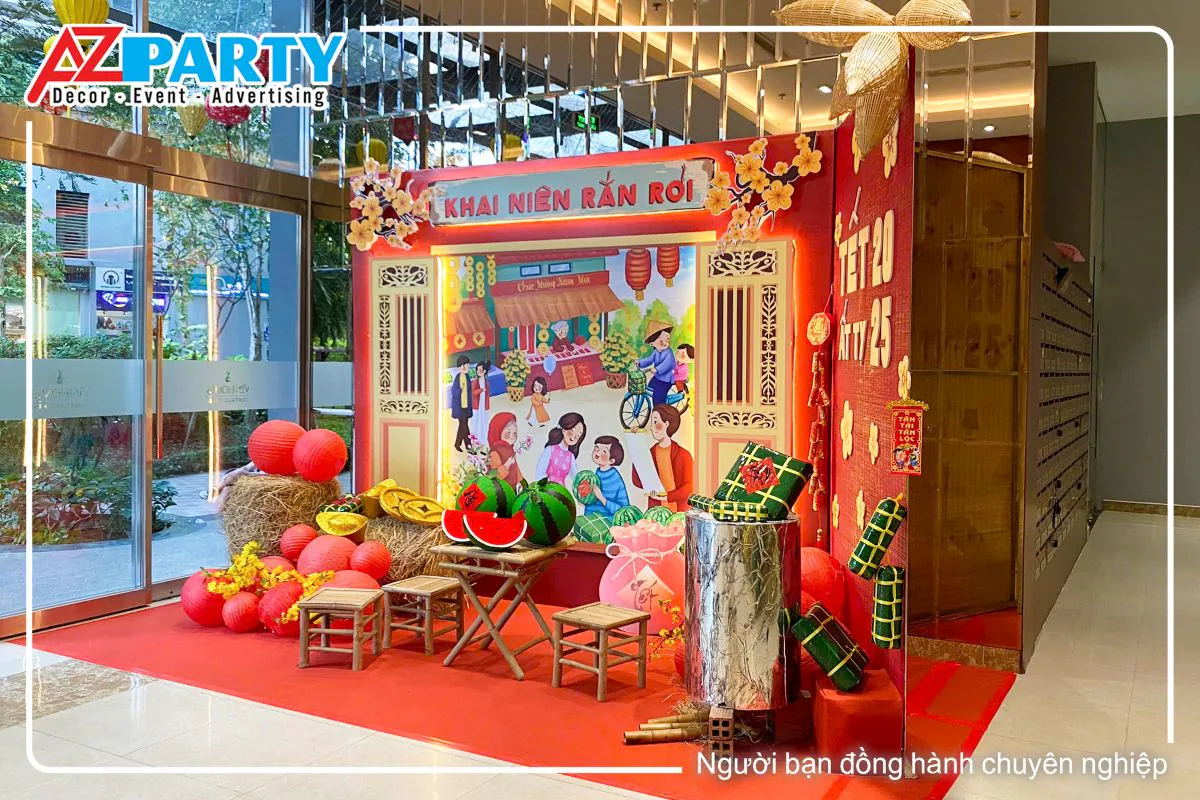 tiểu cảnh theo conconcept tết truyển thống tại Vinhomes Central Park 3. Tone màu đỏ chủ đạo, sử dụng các vật dụng như nồi bánh trưng, đống rơm, bộ bàn ghế tre, backdrop là hình ảnh chợ tết những năm thập niên 80,90