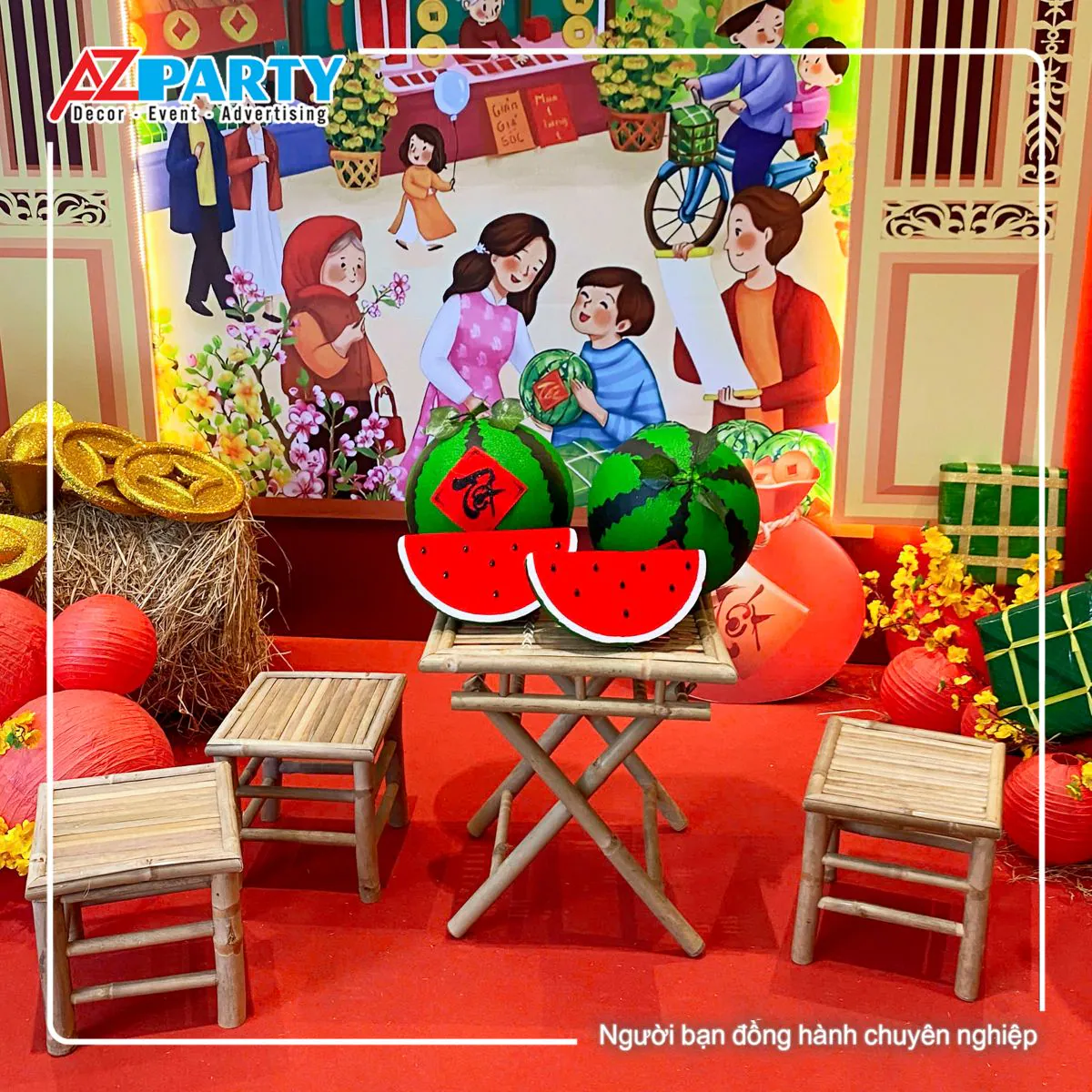 bộ bàn ghế tre, trên bàn có trái dưa hấu 