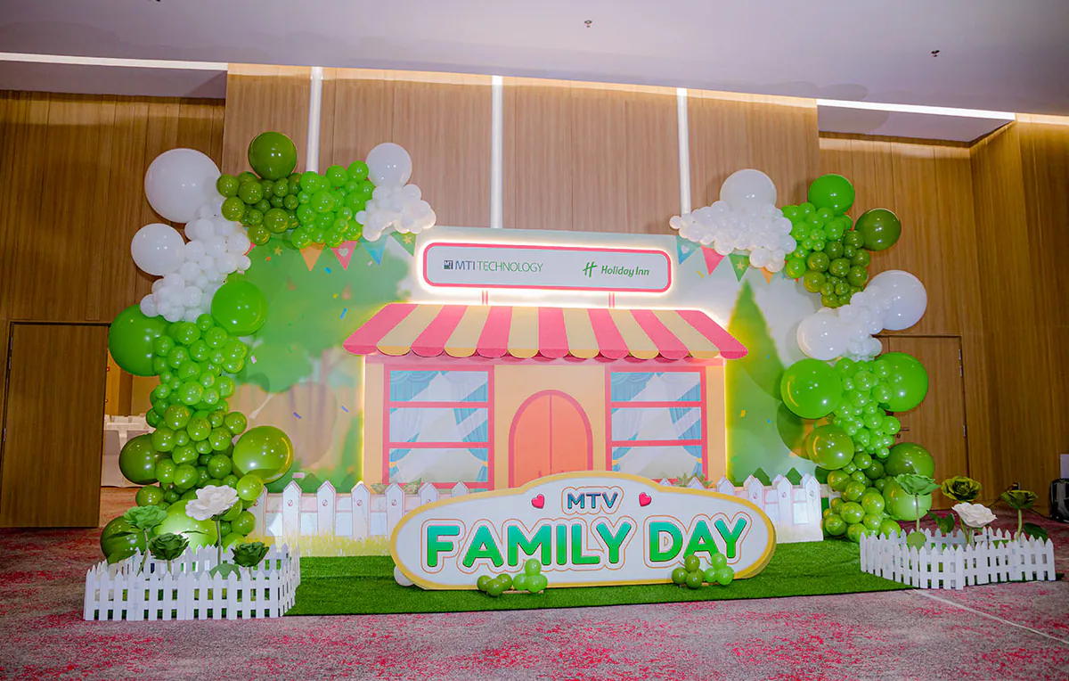 Toàn cảnh backdrop chính được thiết kế 3D vô cùng đẹp mắt với tên sự kiện MTI Family Day cùng các chi tiết trang trí bong bóng trắng xanh lá tươi tắn.