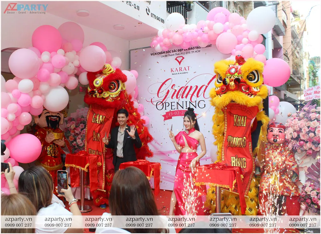 Nghi thức cắt băng khánh thành khai trương thẩm mỹ viện Karat Beauty & Academy trong làn pháo hoa giấy.