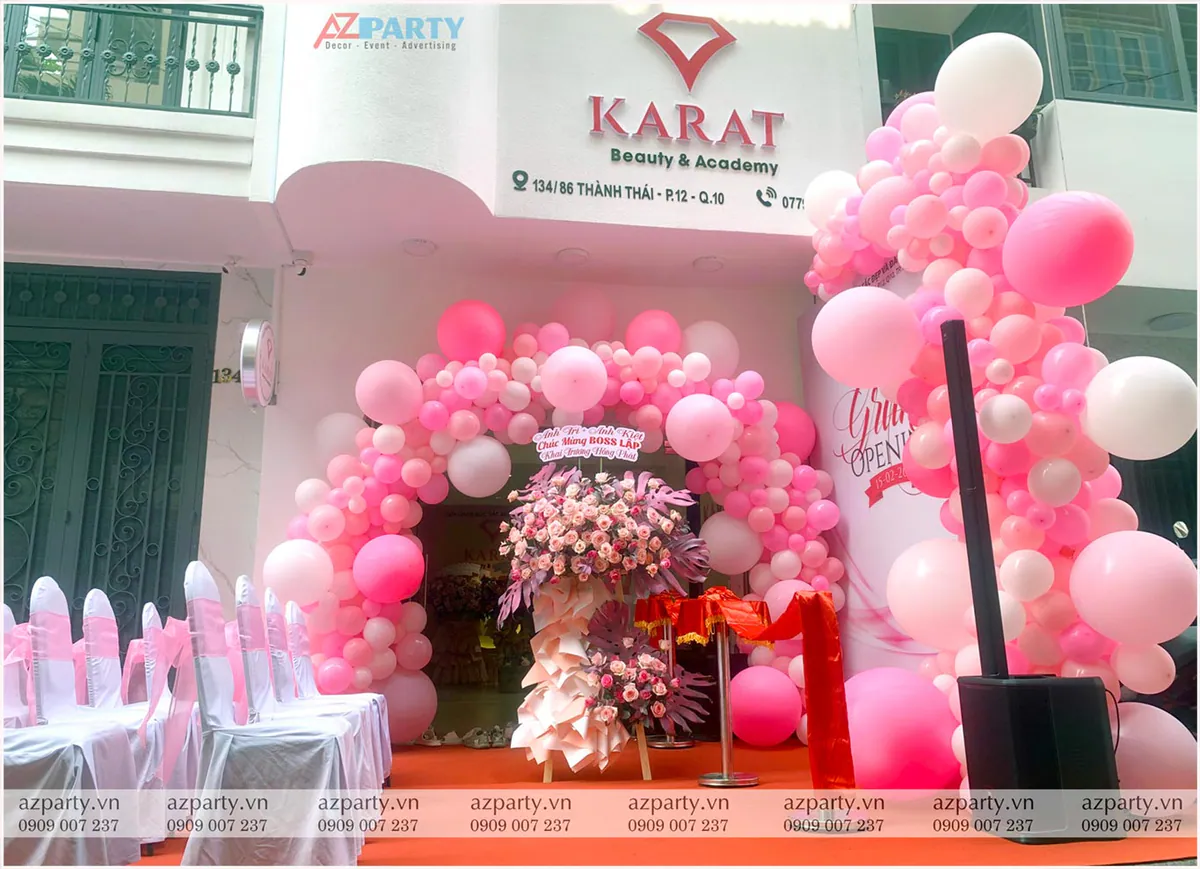 Mặt tiền Karat Beauty & Academy Quận 10 rực rỡ với cổng bong bóng ngày khai trương.