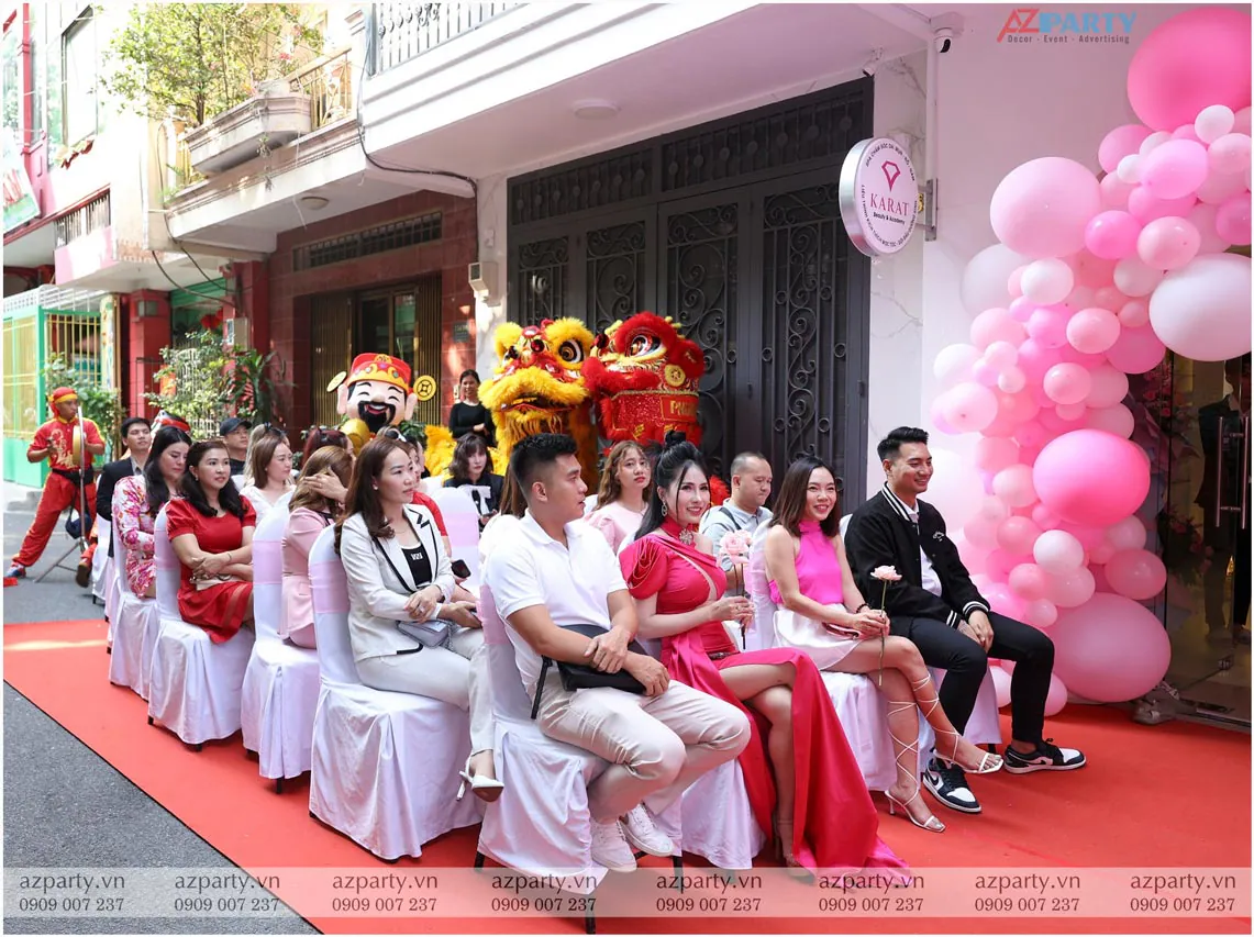 Khách mời và ban lãnh đạo tham dự lễ khai trương thẩm mỹ viện Karat Beauty & Academy.