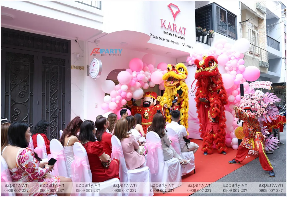 Đoàn lân sư rồng biểu diễn múa lân sôi động mừng khai trương Karat Beauty & Academy.
