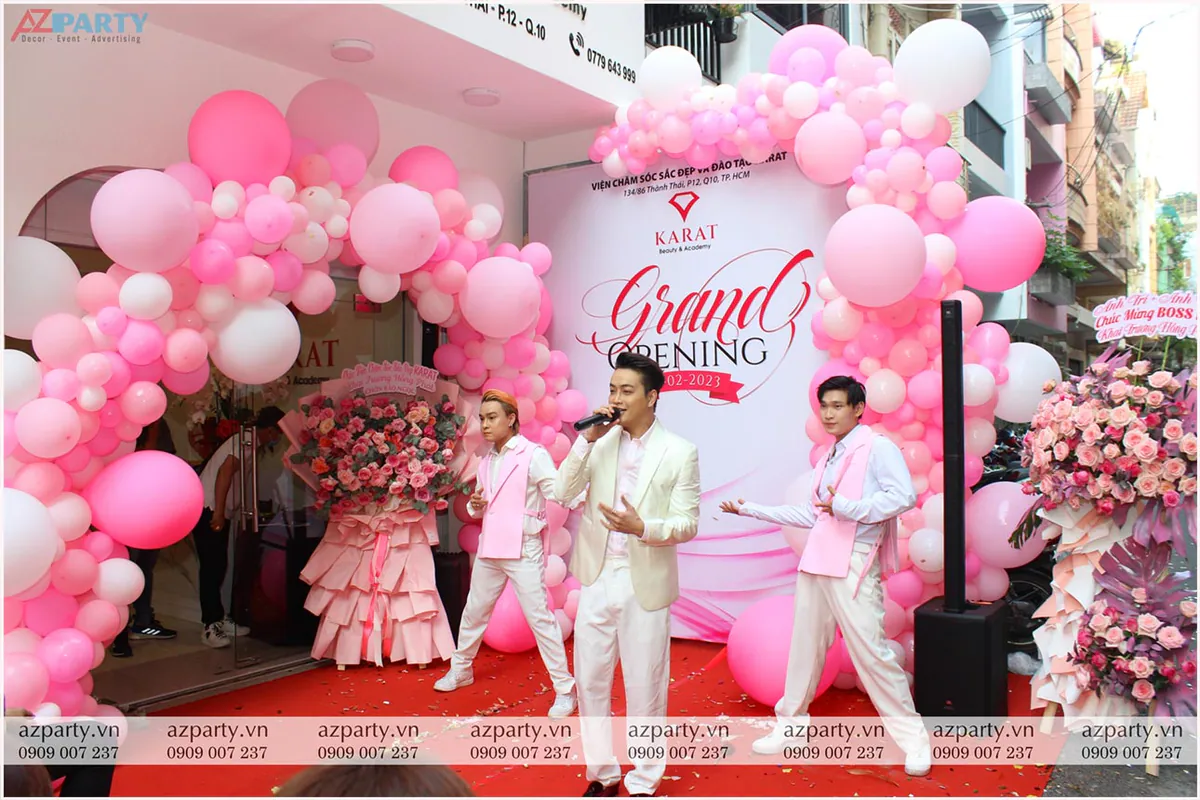 Tiết mục ca nhạc sôi động khuấy động không khí lễ khai trương Karat Beauty & Academy.