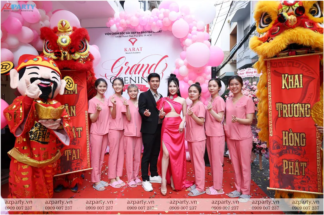 Ban lãnh đạo và nhân sự thẩm mỹ viện Karat chụp ảnh lưu niệm cùng Thần Tài ngày khai trương.
