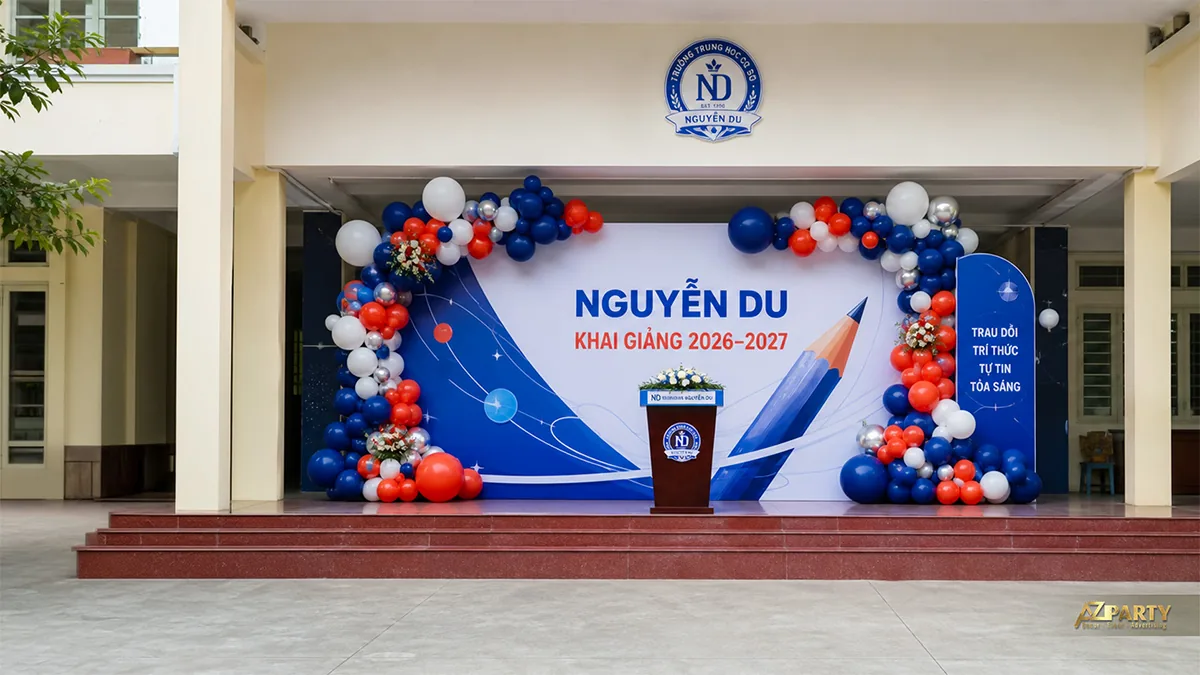 Sân khấu khai giảng Nguyễn Du màu xanh đỏ, trang trí vòng bóng và bục phát biểu