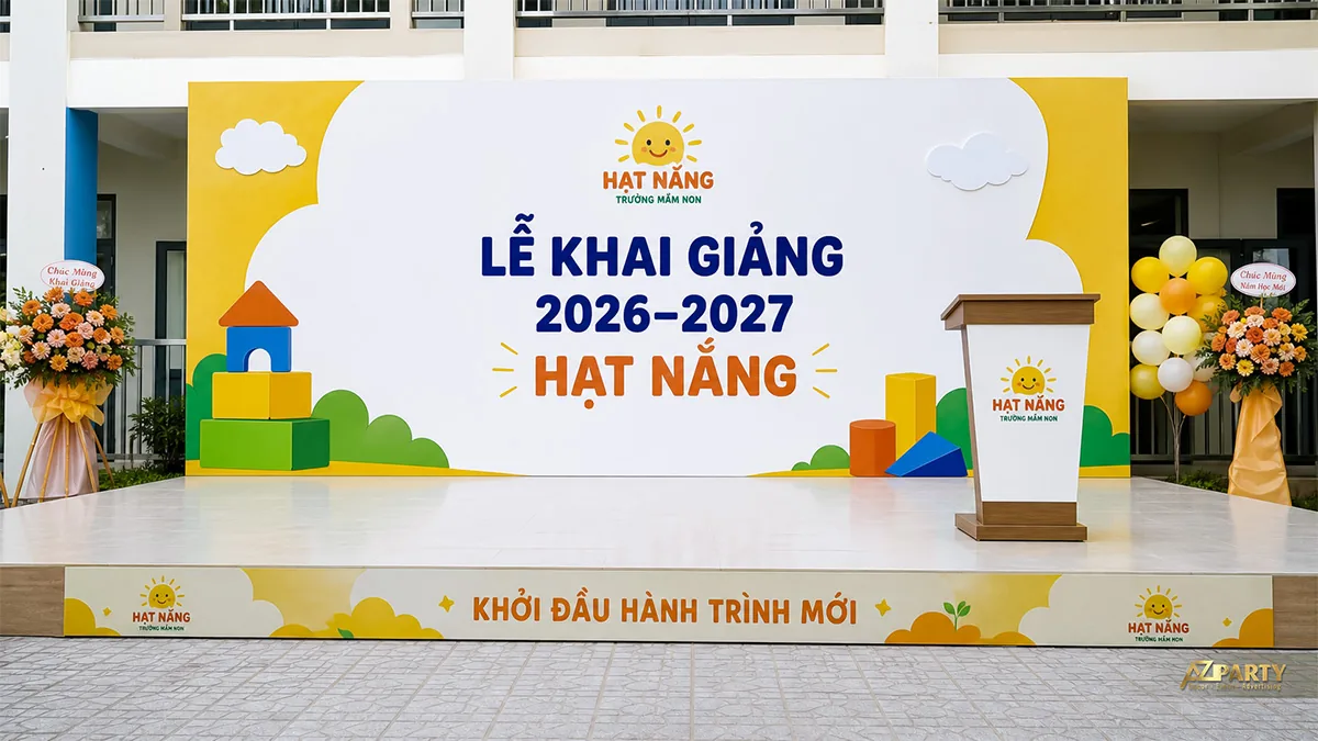 Sân khấu khai giảng mầm non Hạt Nắng màu vàng trắng với mây và các khối đồ chơi