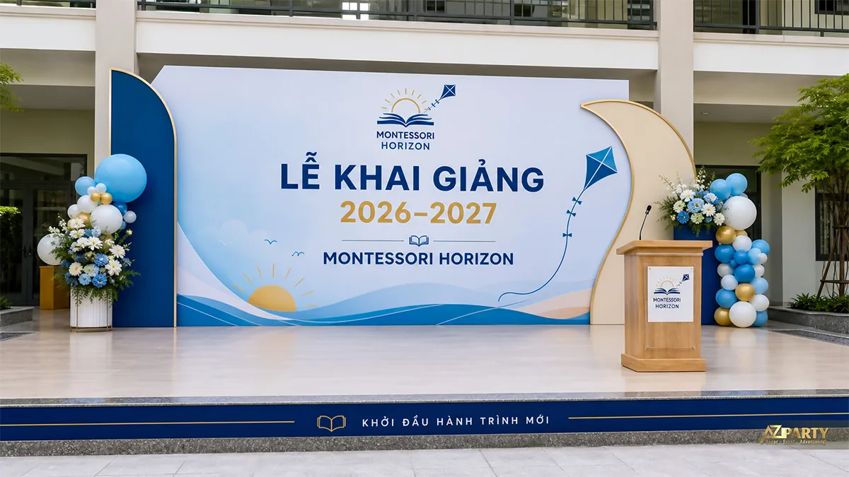 Sân khấu khai giảng Montessori Horizon màu xanh nhạt với cánh diều và mặt trời
