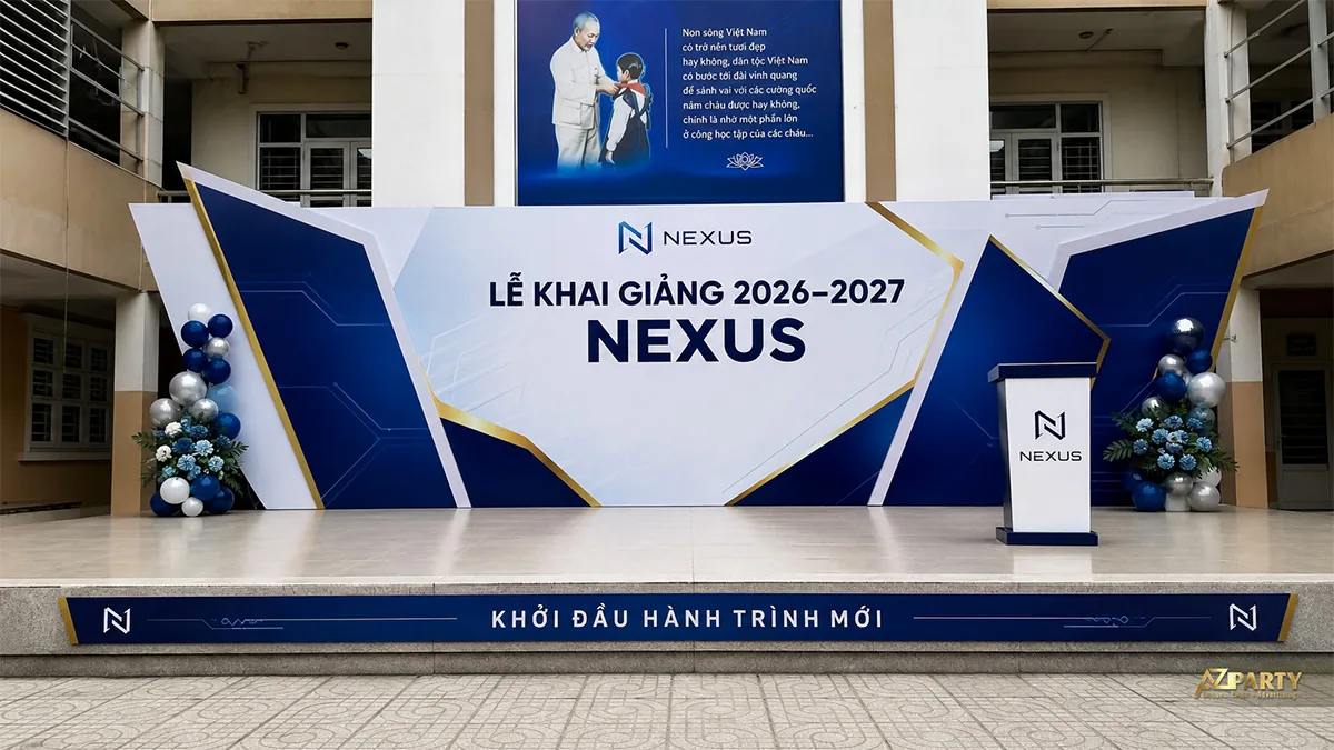 Sân khấu khai giảng Nexus màu xanh trắng với các mảng hình học và họa tiết công nghệ