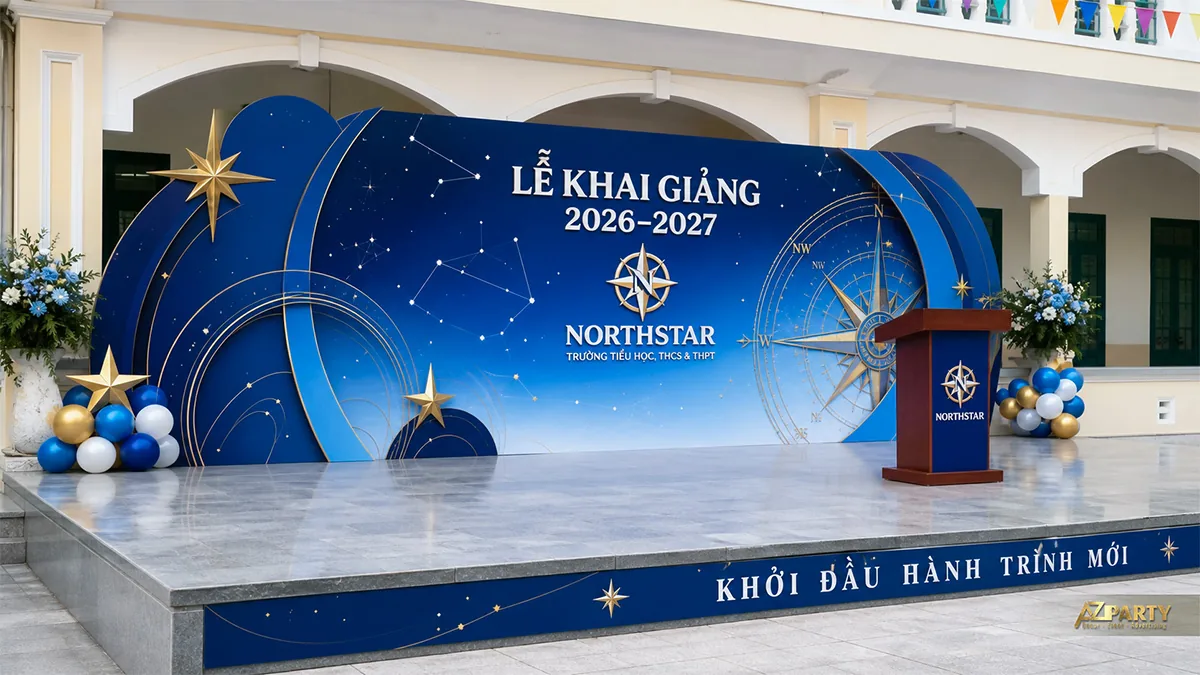Sân khấu khai giảng Northstar màu xanh đậm với bản đồ sao, la bàn và bục phát biểu