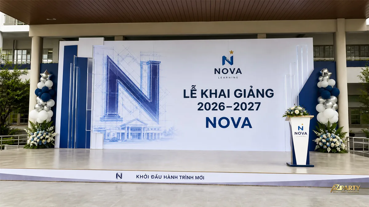 Sân khấu khai giảng Nova Learning màu trắng xanh với chữ N dựng khối và hoa bóng hai bên