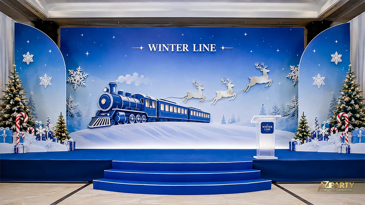 Sân khấu Noel xanh dương có đoàn tàu tuyết, tuần lộc và hai cánh gà cong