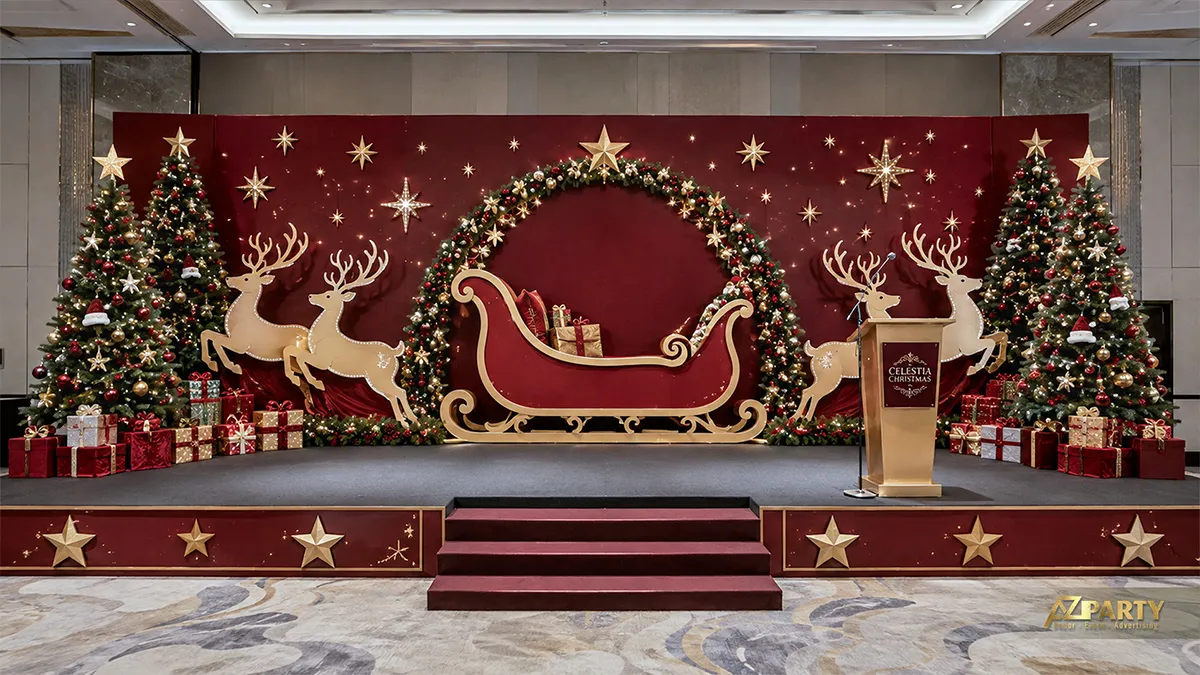 Sân khấu Noel đỏ vàng với xe trượt tuyết, tuần lộc và vòng lá lớn