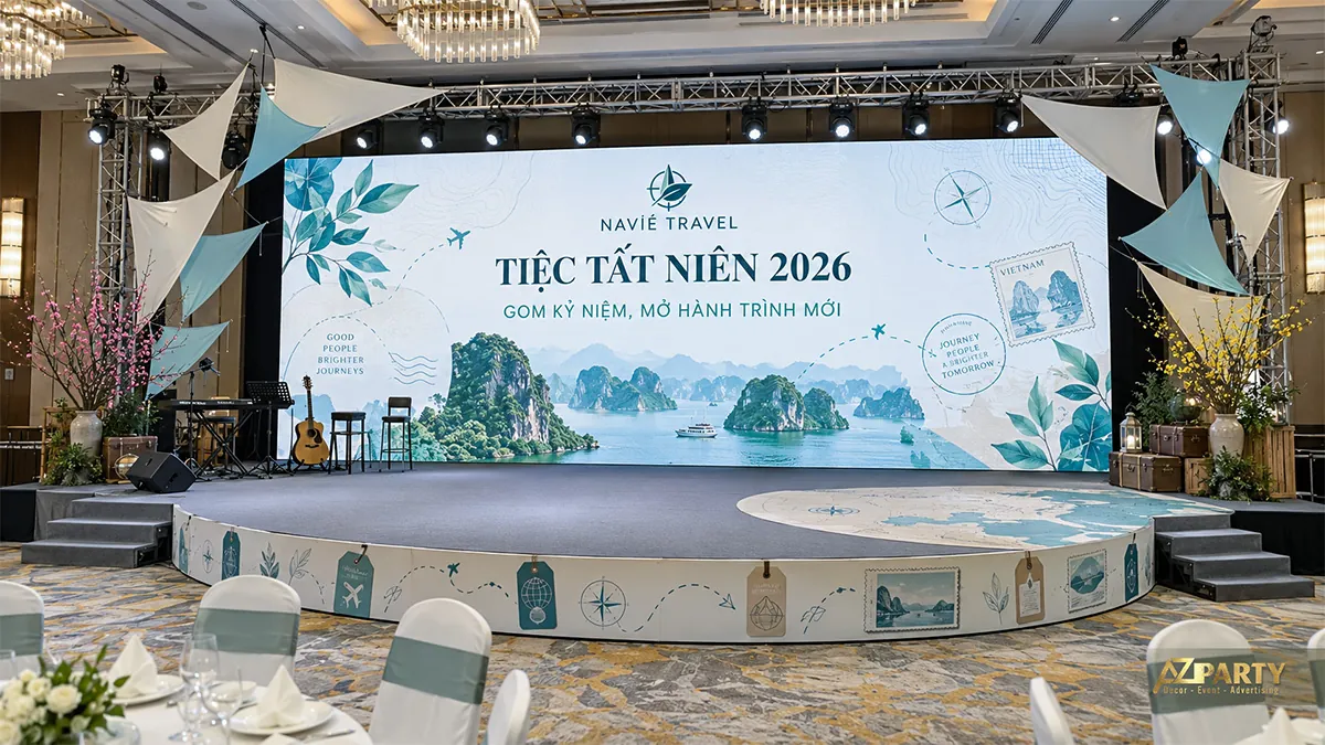 Sân khấu hình vịnh biển với mũi tên treo và bản đồ ở chân bục