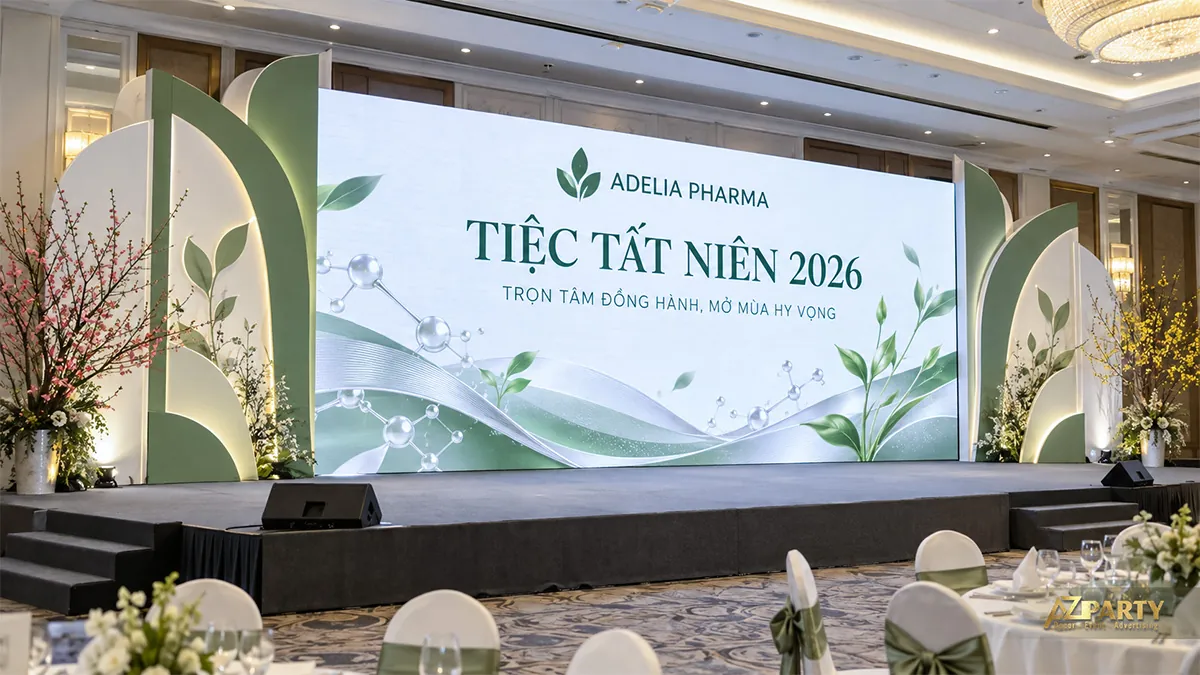 Sân khấu xanh lá với họa tiết lá và hoa hai bên màn hình