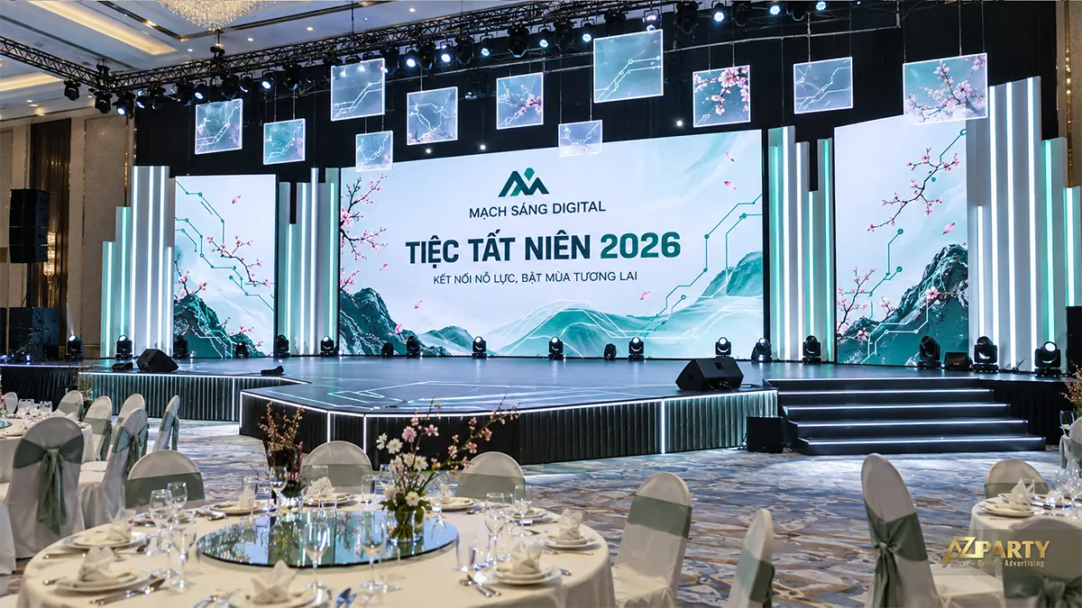 Sân khấu xanh trắng có màn hình nhỏ treo và sàn nối ra trước