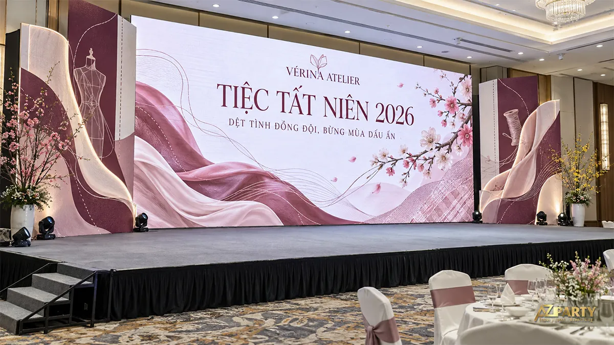 Sân khấu tím hồng có hình vải lụa, mannequin và hoa đào
