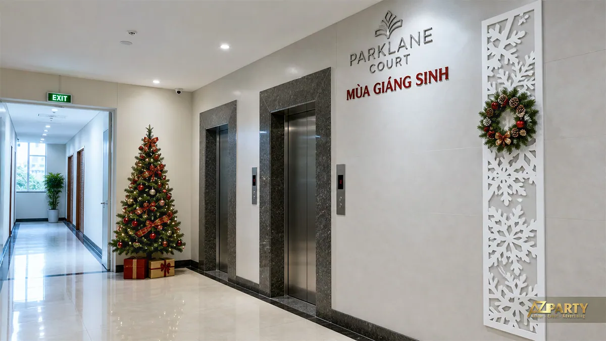 Sảnh thang máy với mảng bông tuyết, cây thông và hộp quà