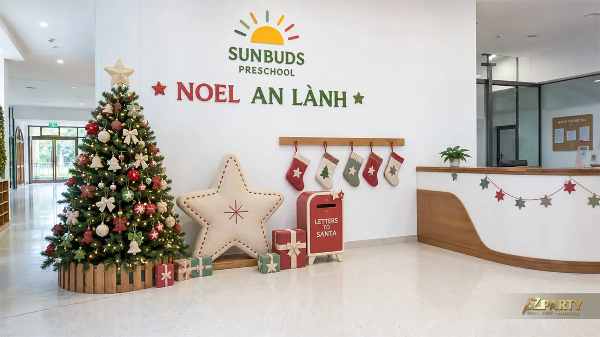 Sảnh trường mầm non với cây thông, tất Noel và trang trí ngôi sao